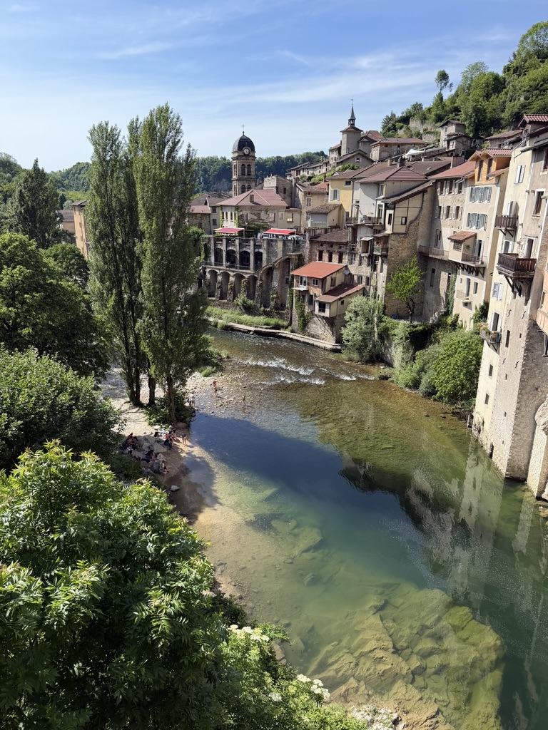 Bergdorf am Fluss