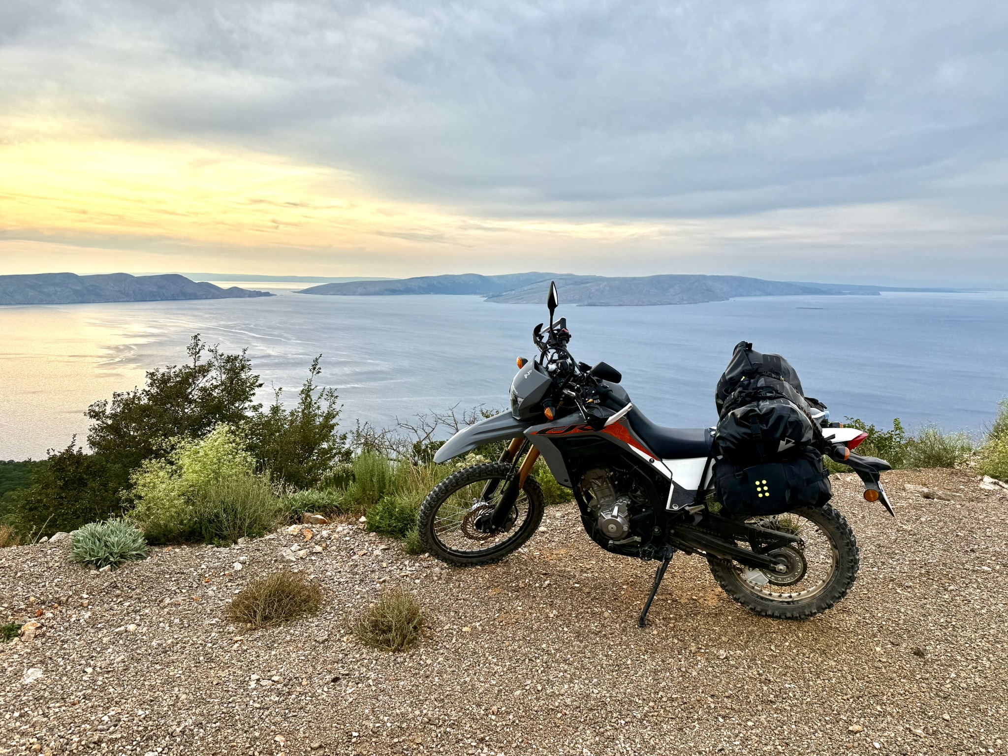 Bike im Abendlicht über dem Meer