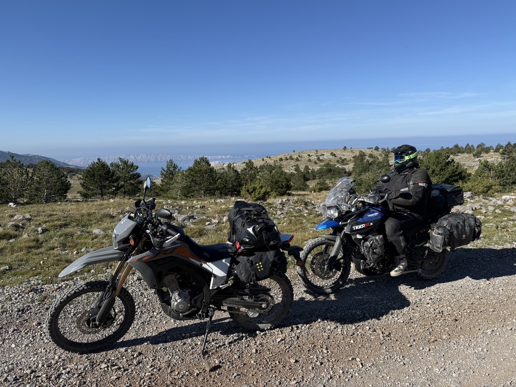 Zwei Bikes auf dem Plateau