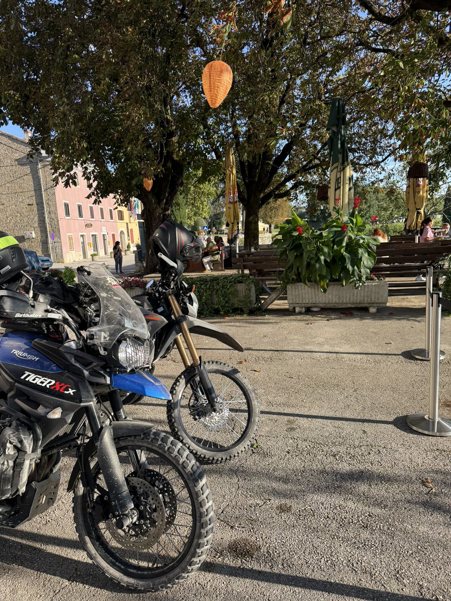 Kaffeepause im Dorf
