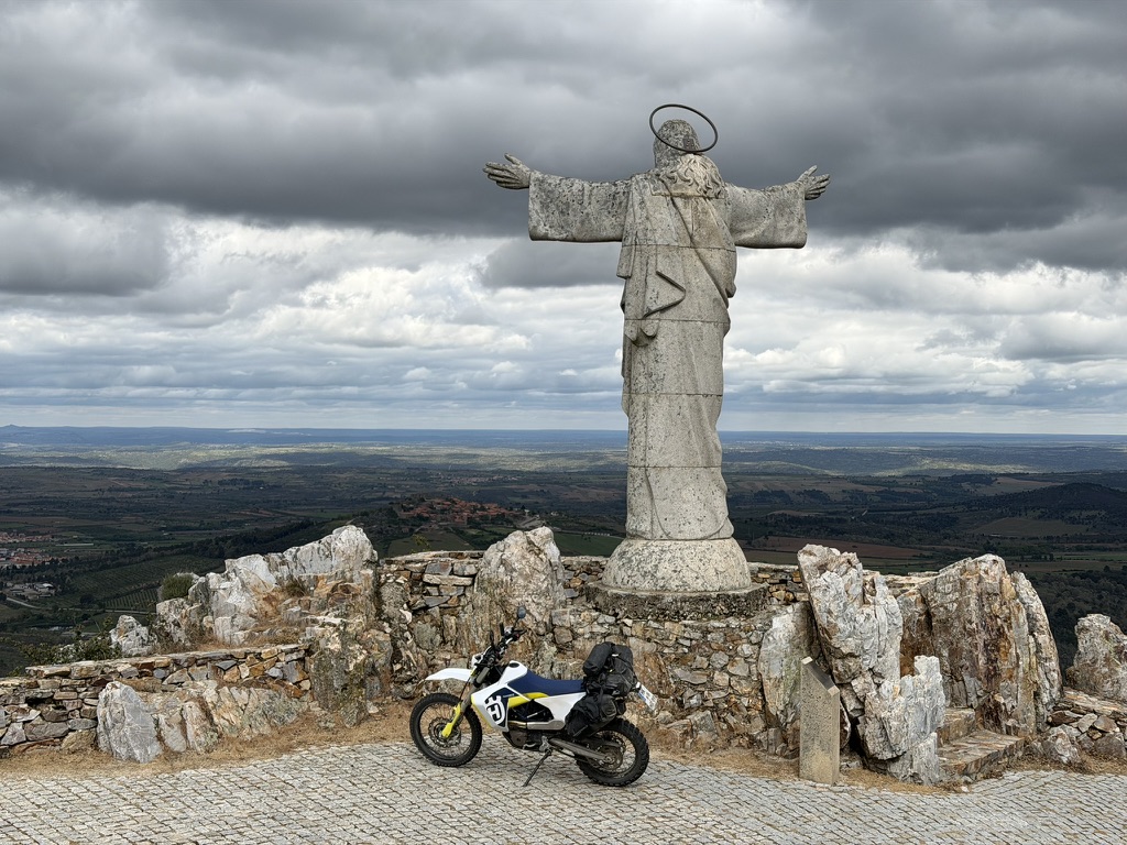 Christus-Statue über dem Land